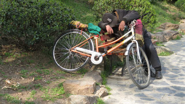 骑自行车劳累休息的人