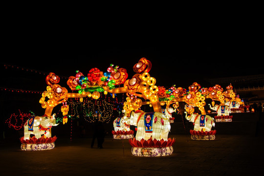 鞍山玉佛寺大象驮门造型灯展夜景