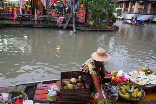 泰国芭提雅四方水上市场