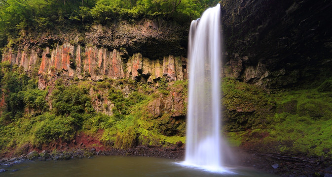 火山岩石与瀑布