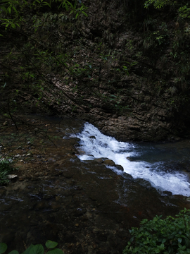 山间溪水