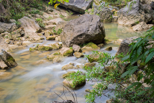 山溪 泉水叮咚