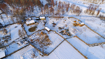 山里人家院落雪景航拍