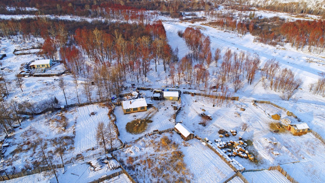 山里人家院落雪景 航拍