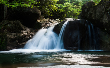 山涧瀑布