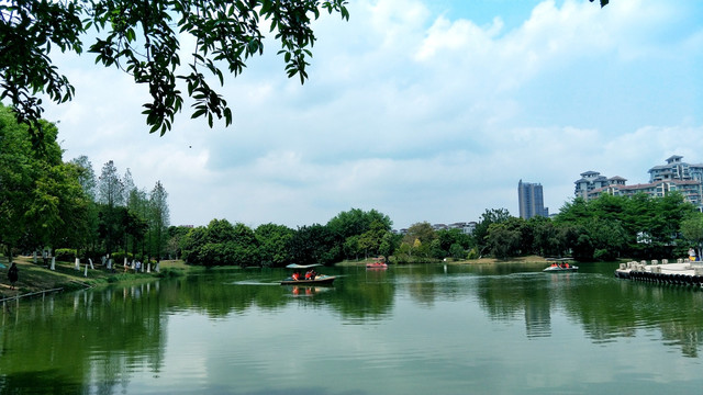 春季踏青湖畔美景