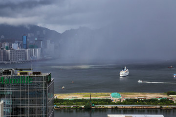 香港维多利亚港城市风光风雨天气