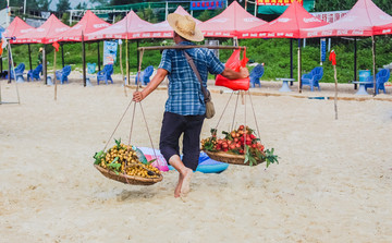 沙滩上卖水果