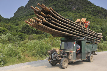 卡车运输木筏