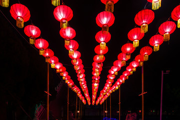 鞍山玉佛寺四排红灯笼夜景