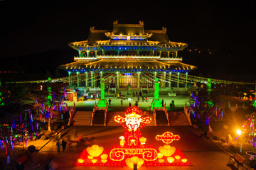 鞍山玉佛寺玉佛阁与财神灯展夜景