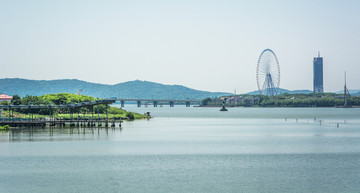 城市湖水