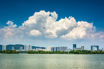 城市湖景