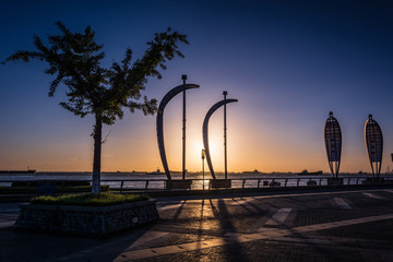 夕阳湖边道路