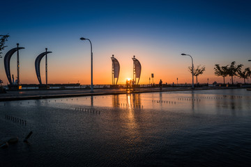 夕阳湖边道路