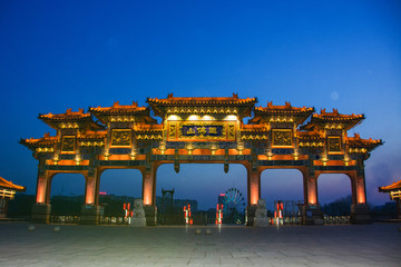 鞍山玉佛山牌楼门橙夜景