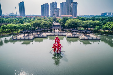 城市公园湖景