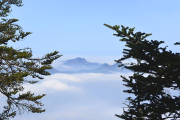 数峰清瘦出云来