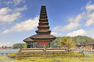 巴厘岛的水神庙和布拉坦湖