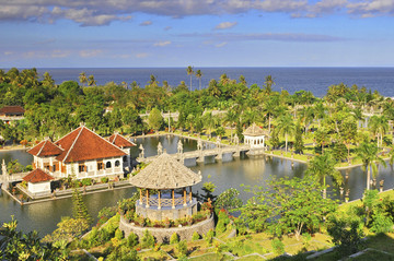 蒂尔塔冈加在巴厘岛水上皇宫全景