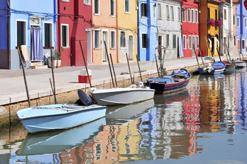 威尼斯布拉诺岛运河的房子和小船