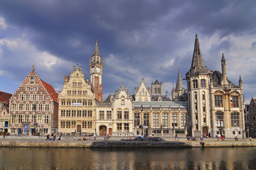 比利时莱尔河河岸的中世纪建筑
