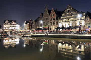 比利时莱尔河的中世纪建筑夜景