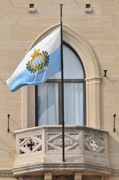 政府大楼外的圣马力诺国旗