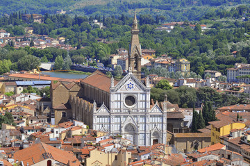 佛罗伦萨圣十字教堂和老城的全景