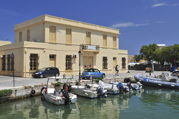 威尼斯海港停泊的渔船