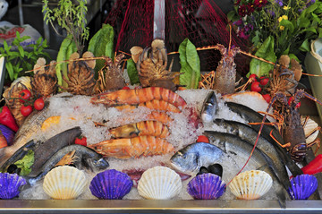希腊的一家餐馆前摆放着鱼和贝类