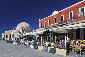 老威尼斯港的海滨咖啡馆和餐馆