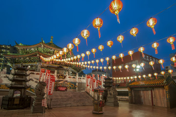 日本横滨妈祖庙前灯笼的夜景