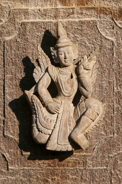 缅甸金色宫殿僧院的木制雕像