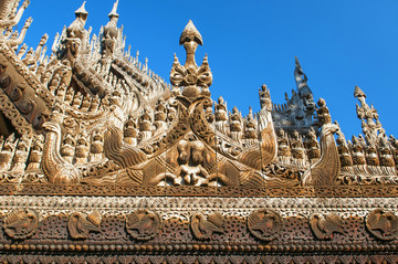 缅甸金色宫殿僧院的顶端雕刻
