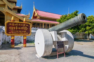 缅甸皇家曼德勒宫殿前的大炮