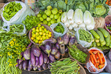 蒲甘市场上出售的蔬菜和新鲜水果