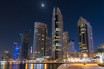 迪拜码头市中心的夜景和摩天大楼