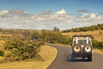 越野车在肯尼亚的道路上