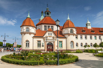 历史Balneology大厦和索波特的老灯塔;波兰。