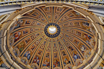 圣彼得大教堂圆顶的内部一侧