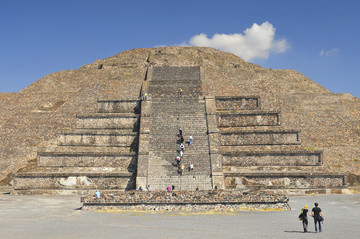 古城特奥蒂瓦坎的月亮金字塔