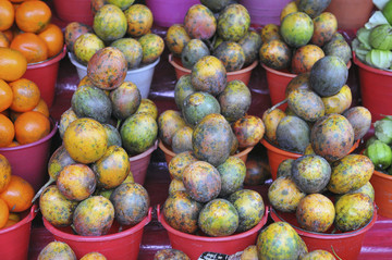 德拉斯卡萨斯当地市场上的百香果