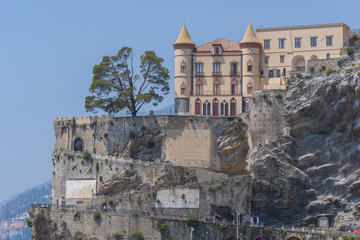 一座俯瞰马奥莱港口的城堡