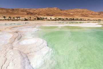以色列死海岸边的度假区盐湖 