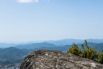 远山云雾水墨