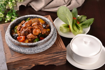 菌菇鸡肉石锅饭