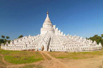 缅甸泰姬陵的白色塔位于曼德勒
