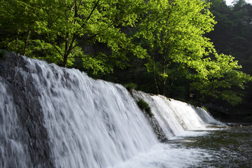 山水瀑布