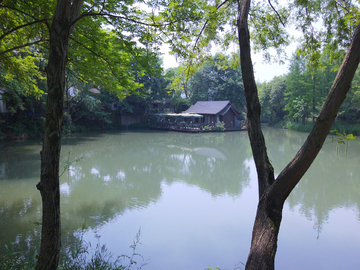 湖中小木屋